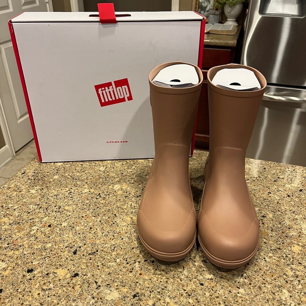 Fit flop rain boots by Wonderwelly in a nice tan color size 11. New in box